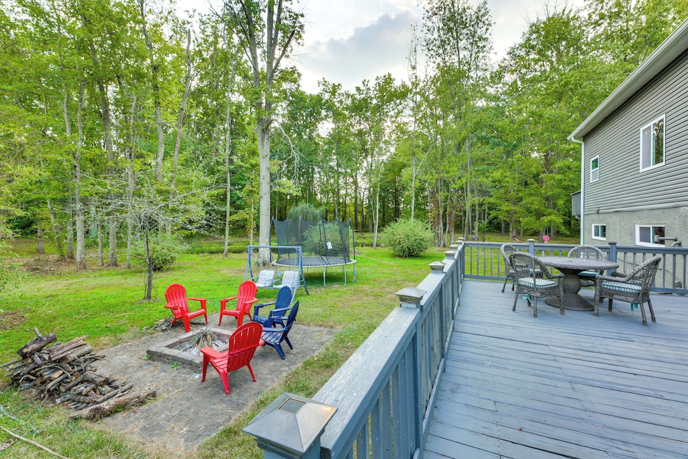 Large Yard w/ Pond: Family Retreat in New Albany!