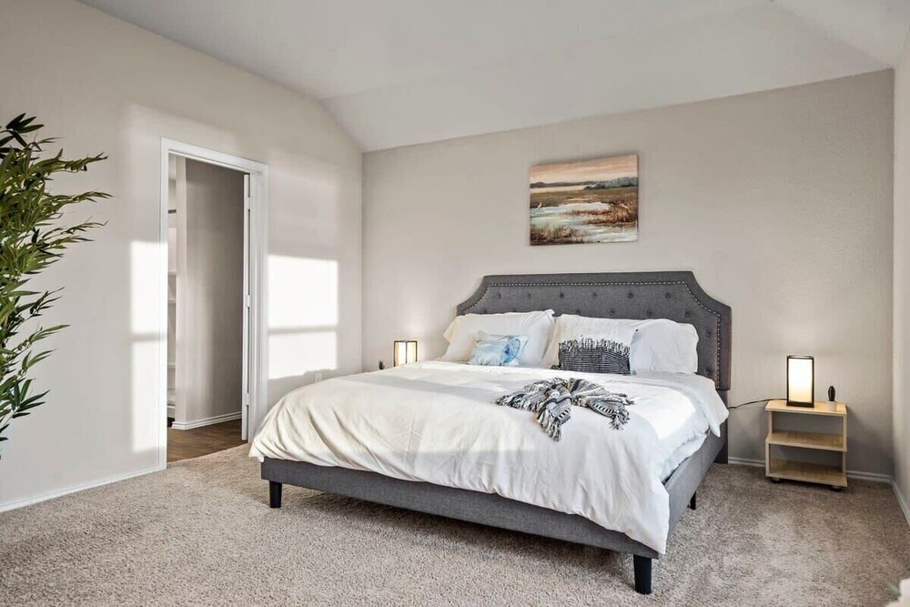 @ Marbella Lane - Amazing 4BR Lakeview Home
