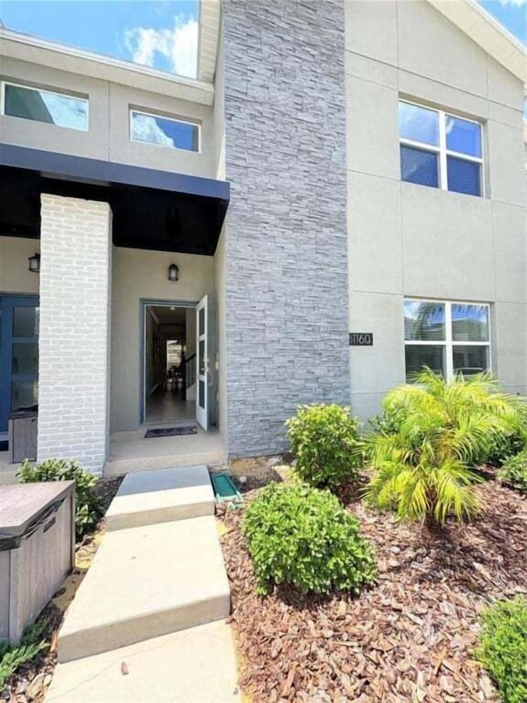 Stunning 4 Bed Townhome Pool & Waterpark 4 Bedroom Townhouse