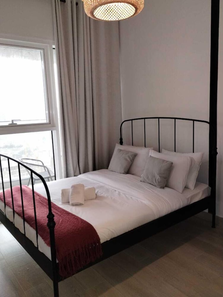Stunning 1B With Balcony & City View - dubai