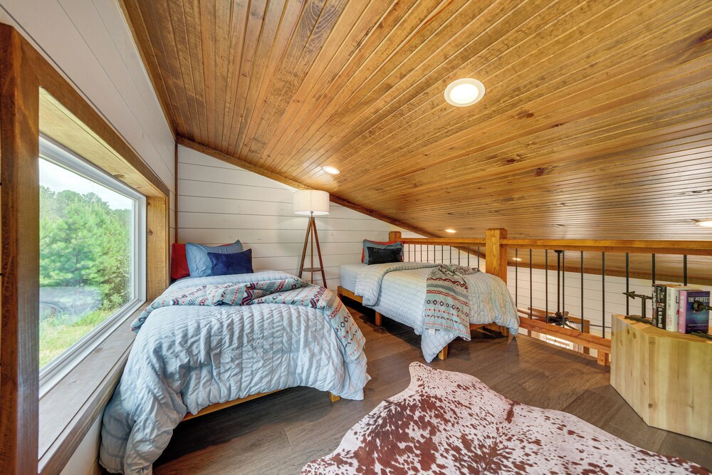 Tree-lined Broken Bow Studio Cabin w/ Hot Tub!