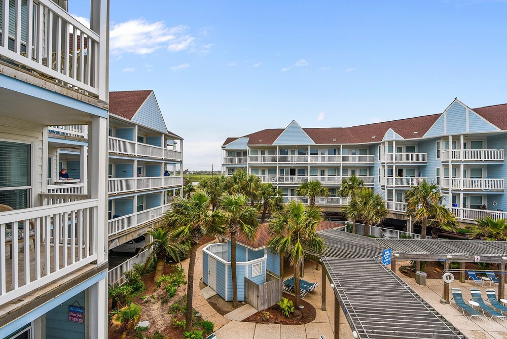 Seascape 1216 Studio Bedroom Condo by RedAwning