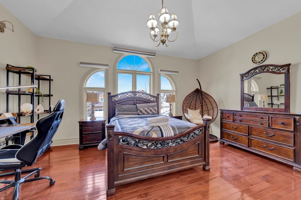 Mississauga Retreat Your Spacious 5-bedroom Home