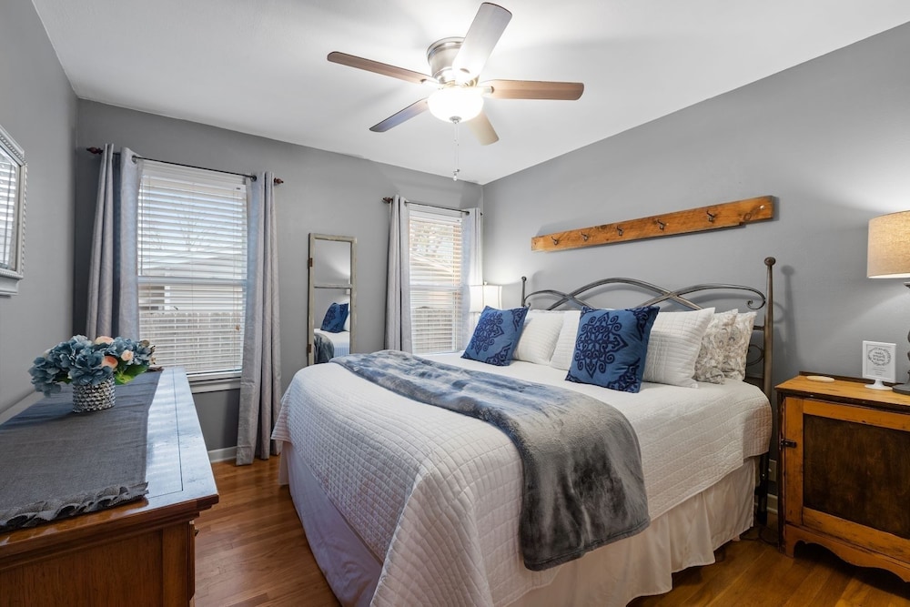Lovebirds Getaway 3 Bedroom Home by RedAwning view 3