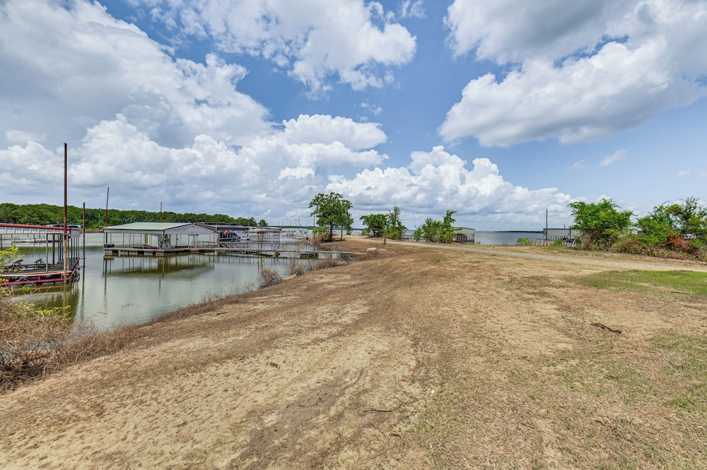 Home w/ Lake Texoma View, Game Room & Bar