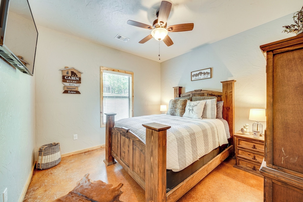 Walk to Restaurants: Hot Tub Haven in Broken Bow!