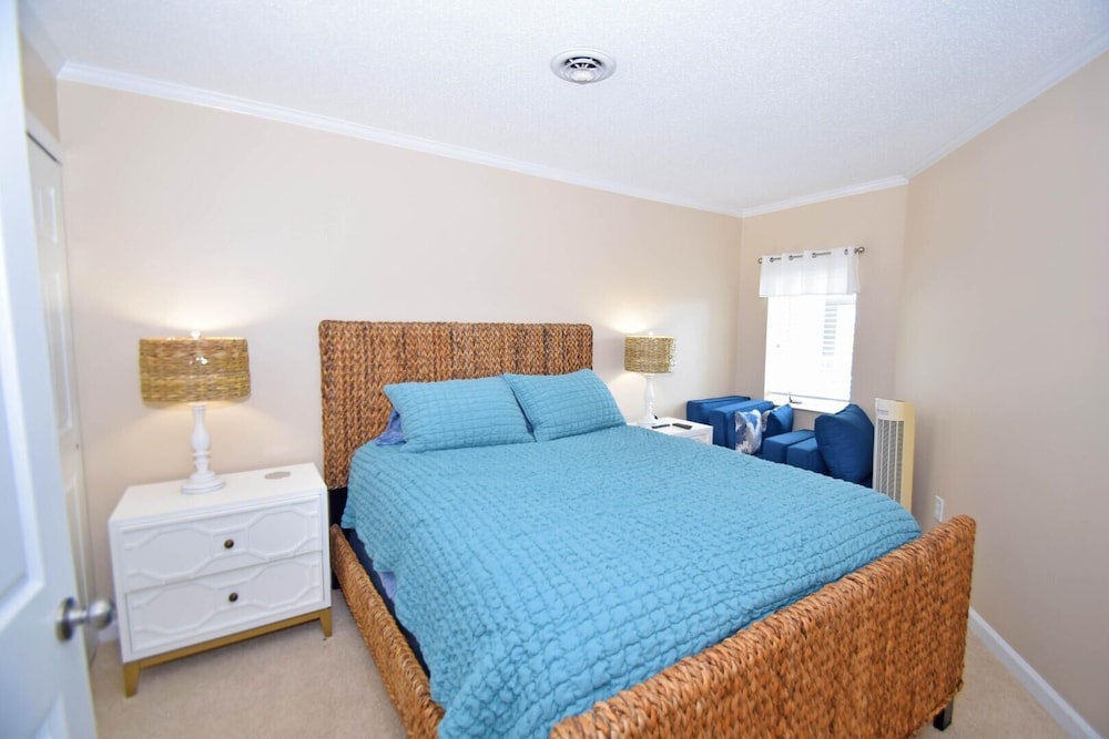 Harbour Island 401m 3 Bedroom Condo by RedAwning view 5