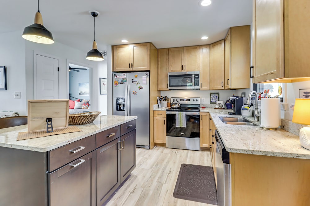Walk to Potomac River: Colonial Virginia Retreat view 5