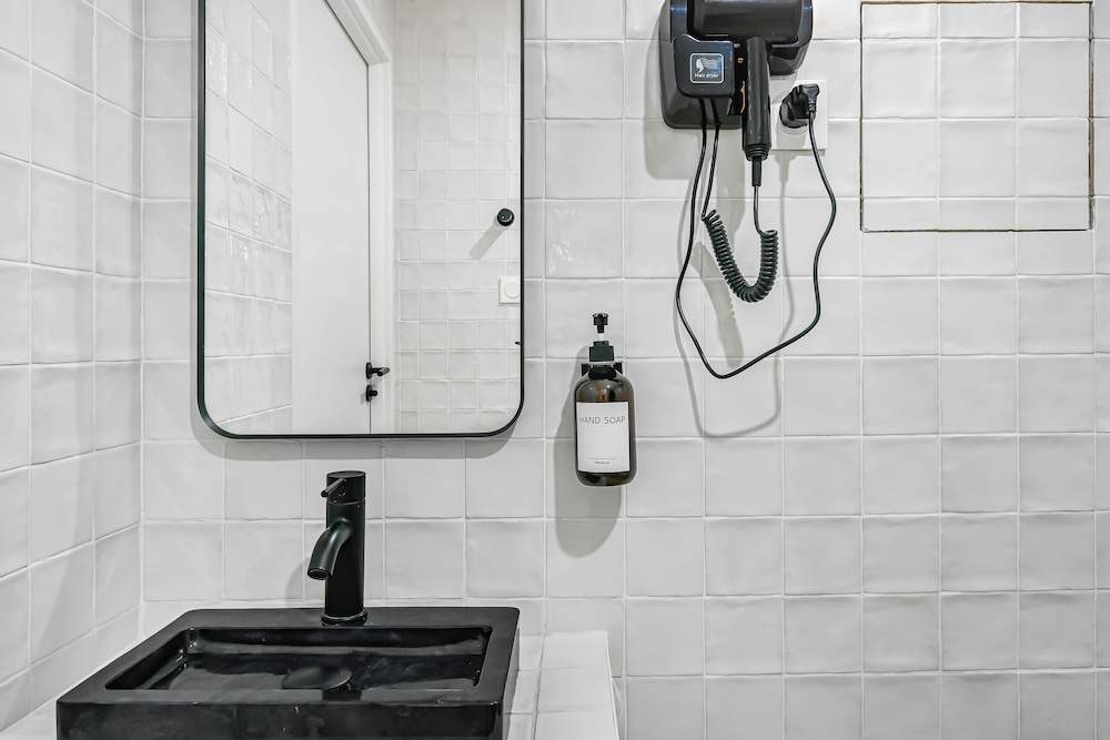 JIJI Suites