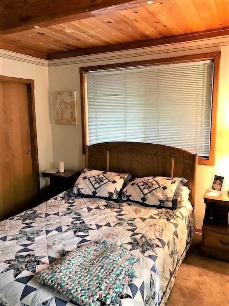 Secluded Mountain Getaway 3 Bedroom Home by RedAwning view 4
