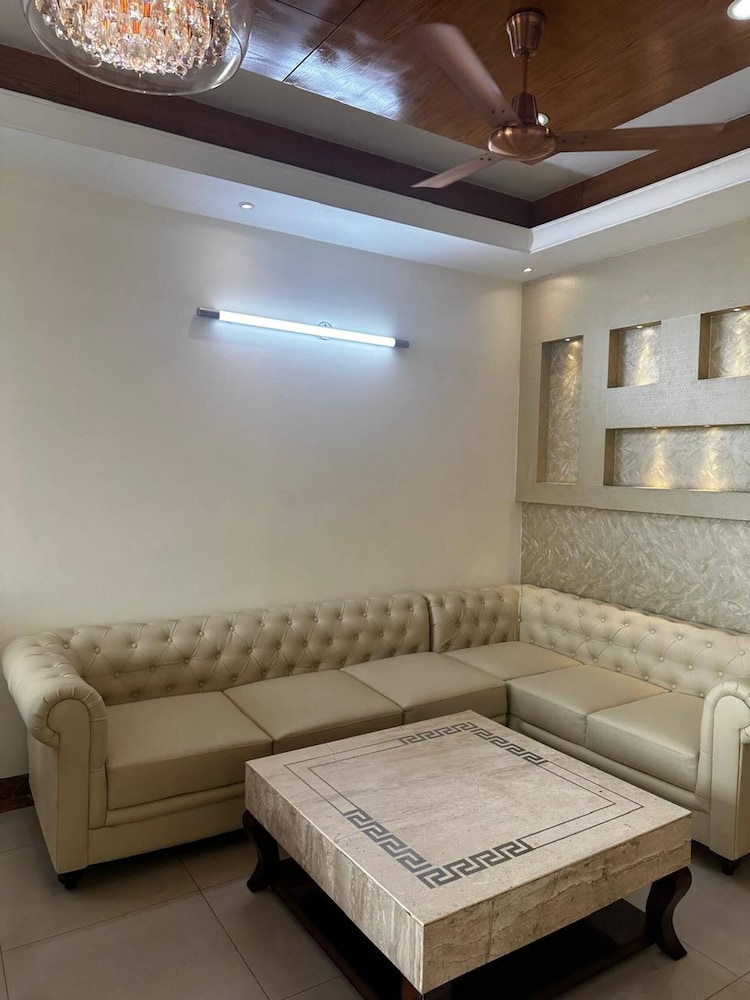 Luxury Serviced Apartment Near Medanta Medicity