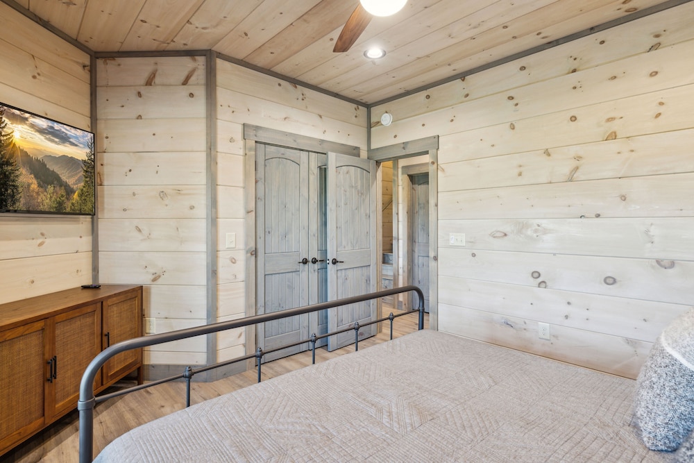 Peaceful Pastures 4 Bedroom Cabin by RedAwning view 5