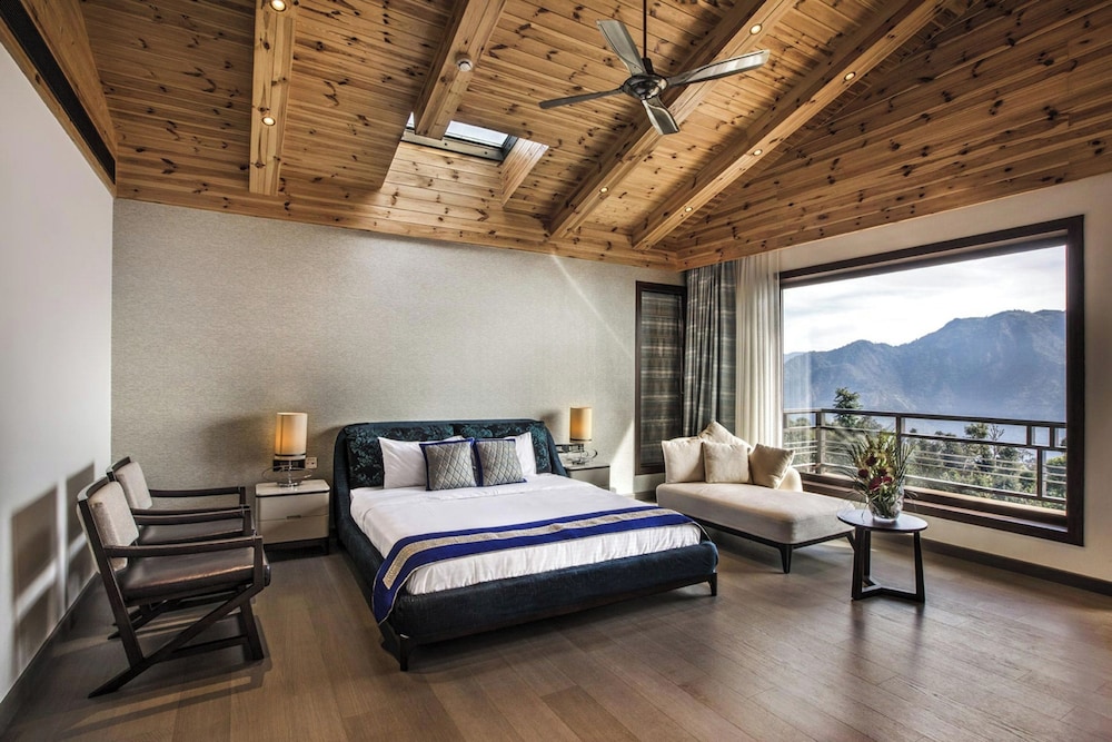 An Extravagant Pushp Villa Overlooking the Ganges