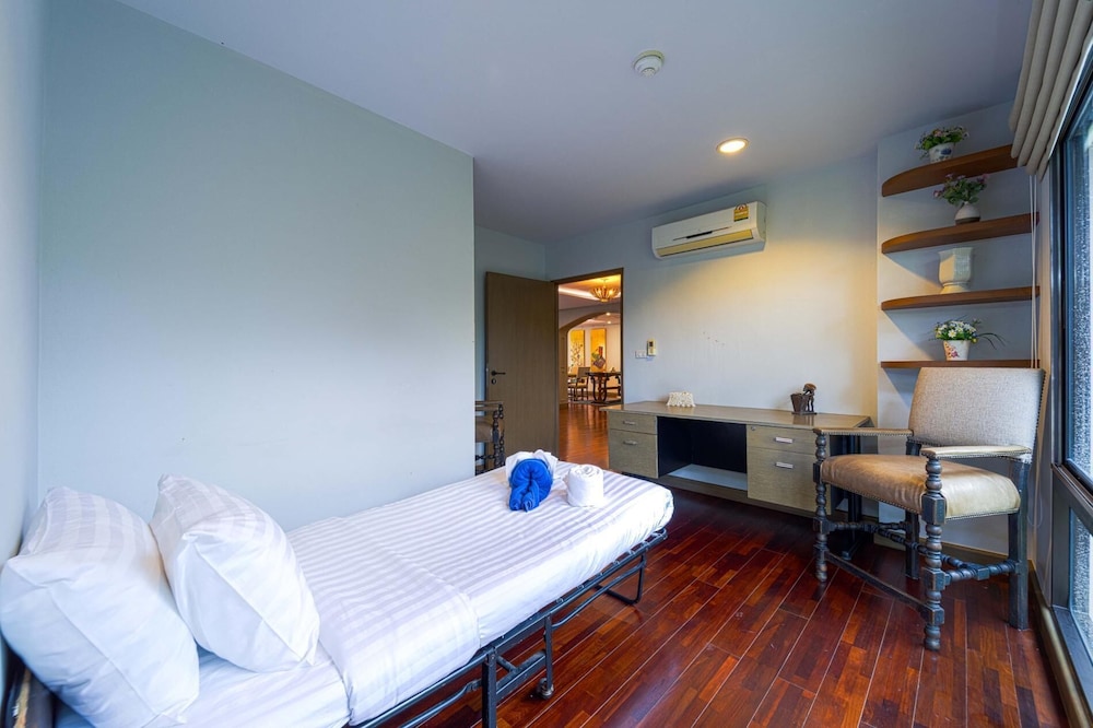 4 Bed Beachfront Condo SP43