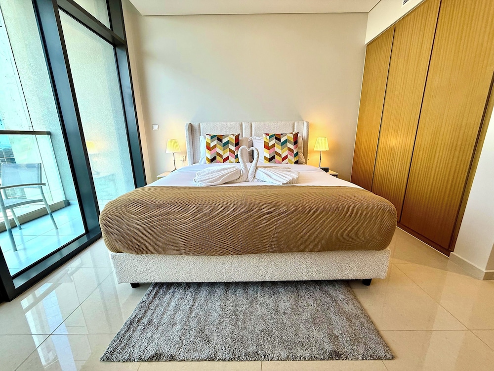Lux BnB Aykon Tower