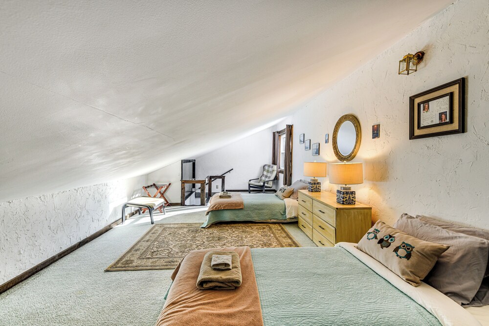 11 Mi to Sugarbush: Eclectic Ski House w/ Hot Tub!