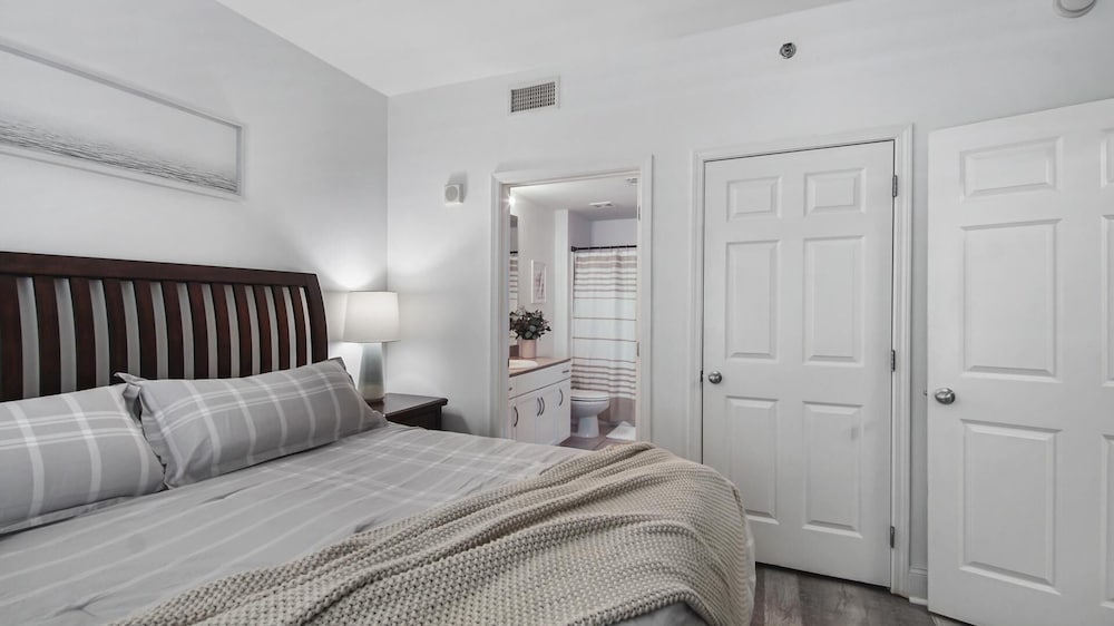 Laketown Wharf 1116