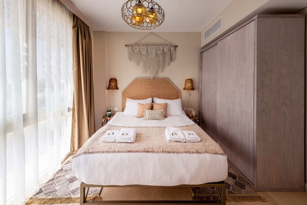 Xuru Stays I Exotic 1bdr w/ Outdoor Terrace Pool & Beach Access