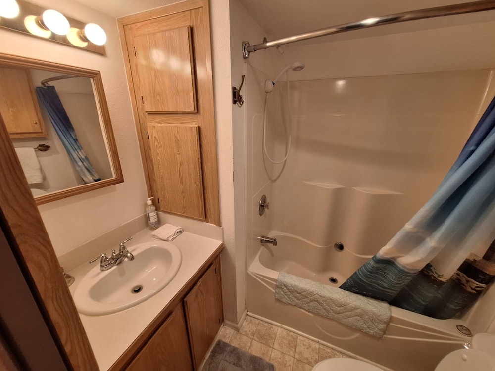 Luxurious Oceanfront Cabin 7 Getaway w Hot Tub