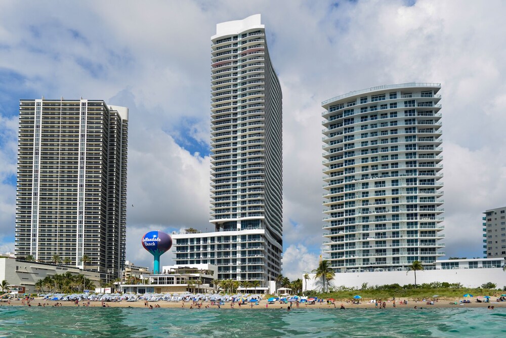 Luxury Condo wOcean Views close to Beach - Image 2