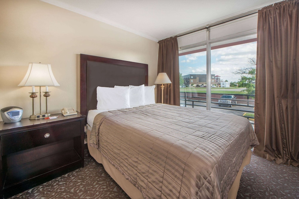Howard Johnson by Wyndham Burlington view 5