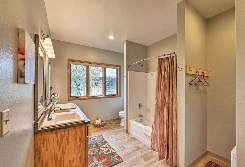 Spacious Home 10 Minutes to Ten Sleep Canyon!