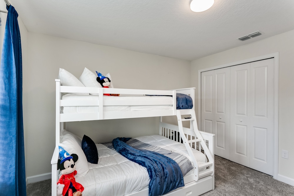 4bed 3Ba Storey Lake Home w. Pool view 4