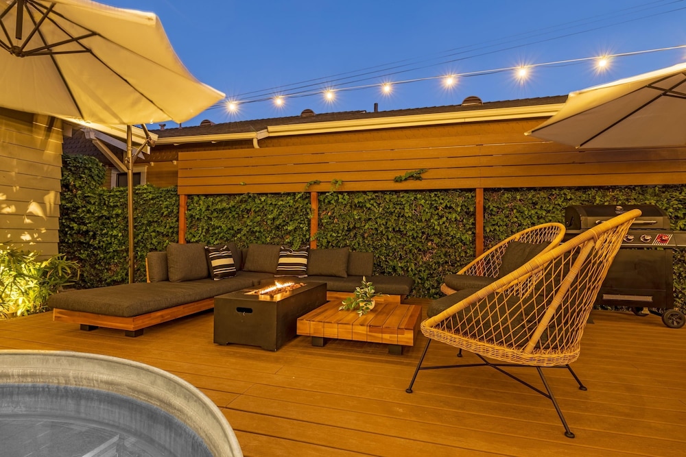 Designer Luxe Compound w Pool-steps to Best Dining