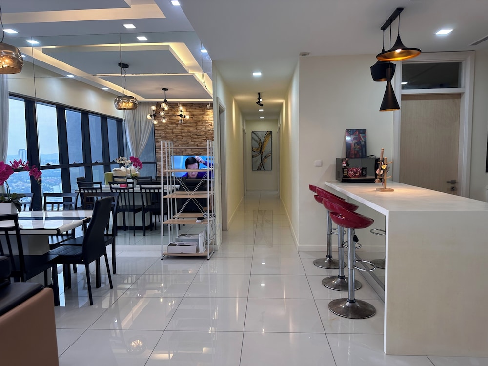 Skyline Luxe 4BR Retreat with En-suites