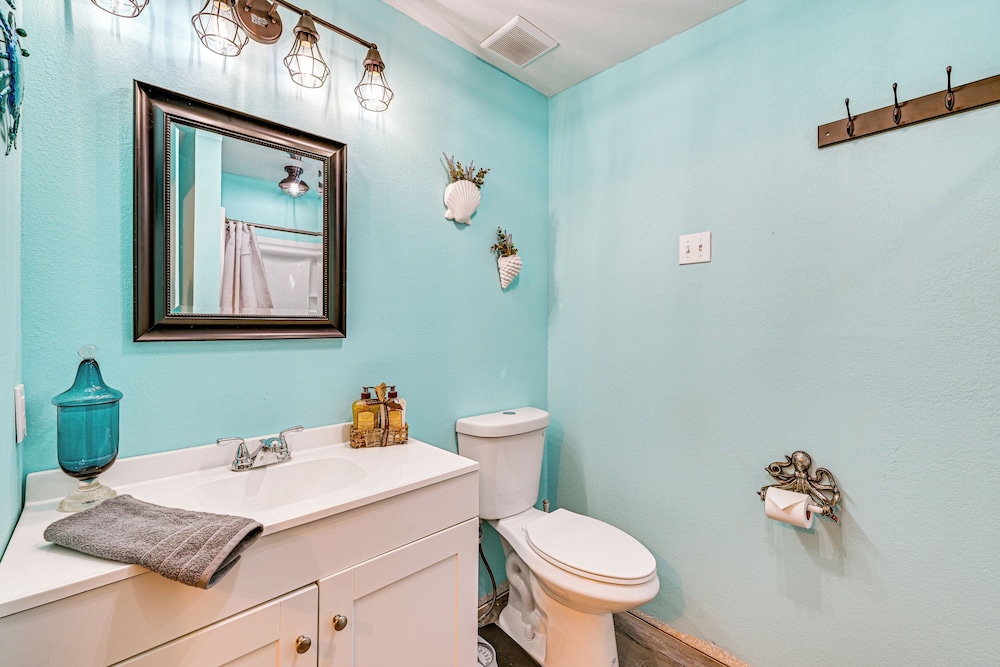 Easy I-30 Access: Cozy Texarkana Apt w/ Essentials