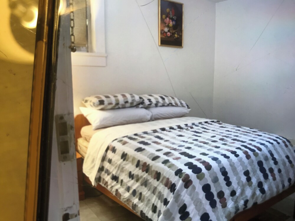 West Broadway guesthouse