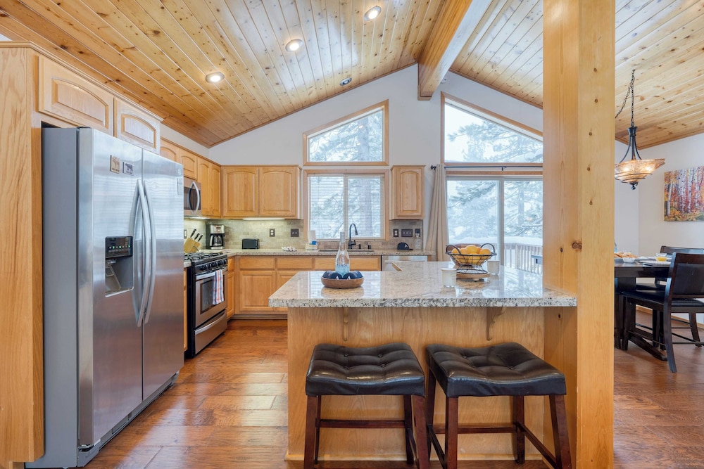 Cabin Retreat w/ Hot Tub & Fireplace - Near Northstar and Downtown Truckee