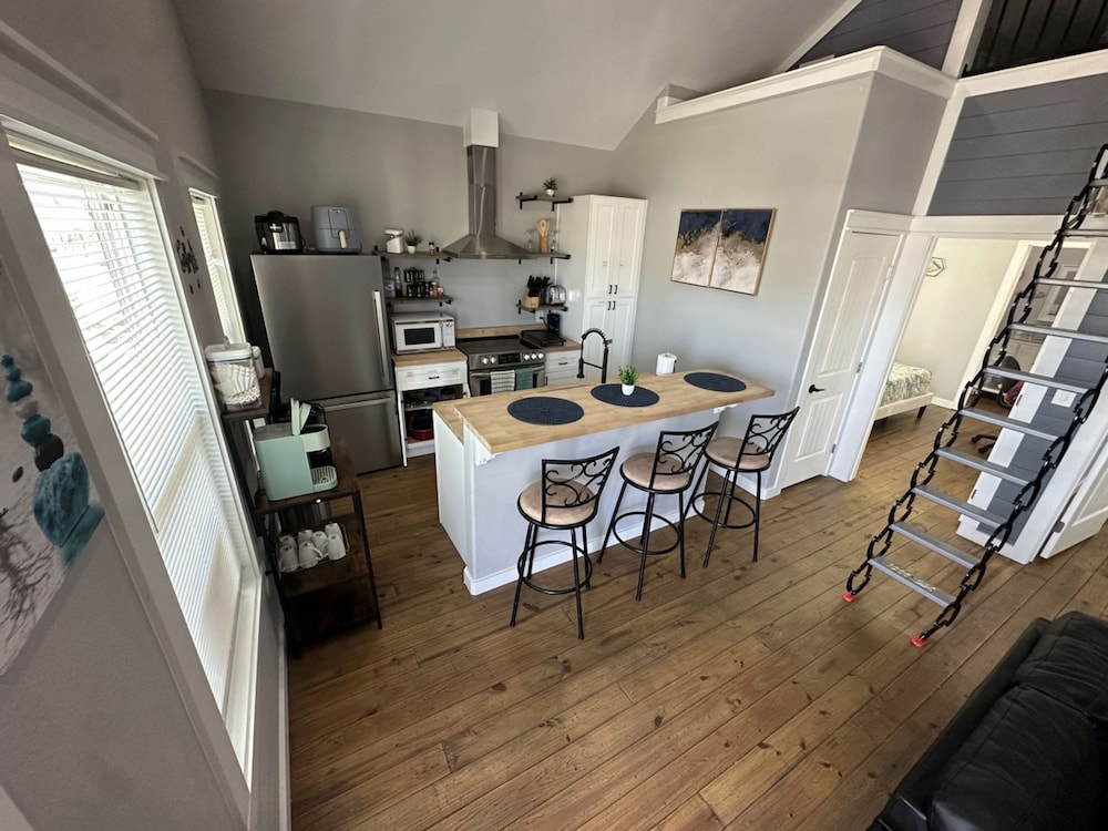 Cozy Seaside Cottage Escape