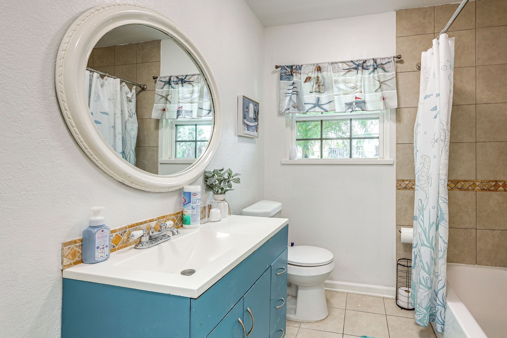 1 Mi to Moody Gardens & Beaches: Galveston Home
