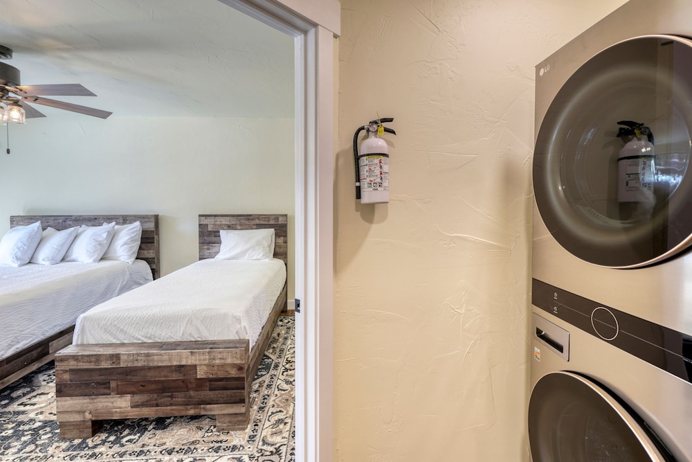 Gold Mining Condo King Bed Modern Comforts