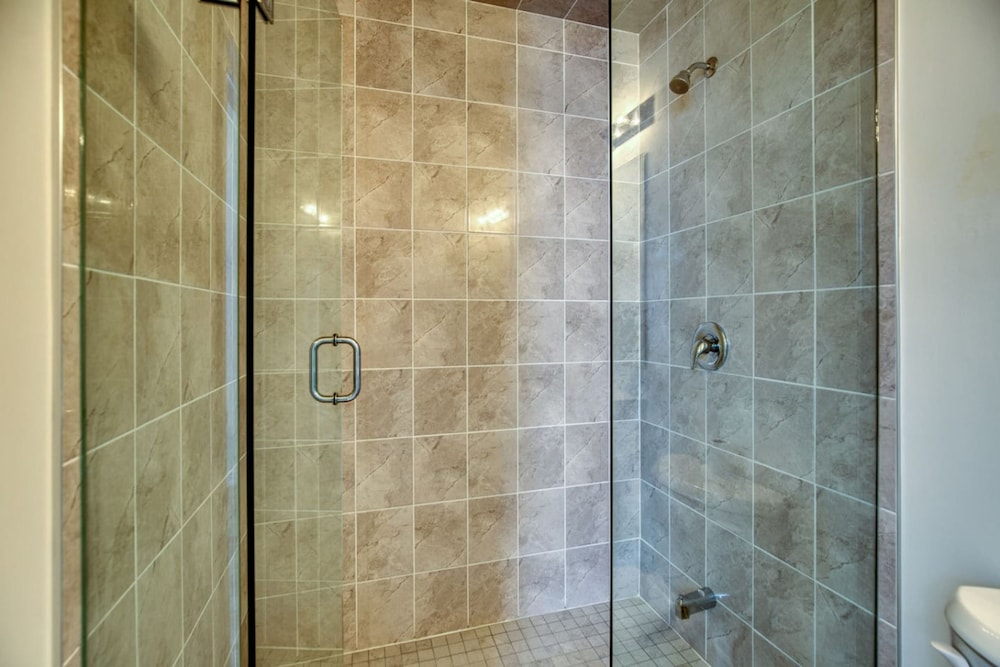 Spacious Brand New 4-bed Retreat in Quinte West