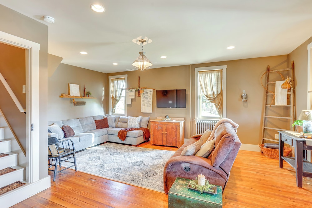 3 Mi to Dtwn: Charming Farmhouse in Mount Joy!