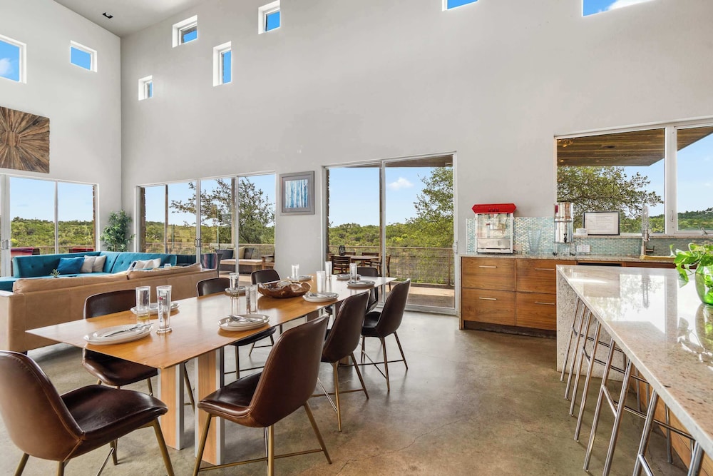 Luxury 4BR Hilltop Retreat Hot Tub & Scenic Views