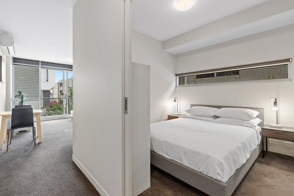 Fitzroy North 1-bed With Balcony by Edinburgh Park