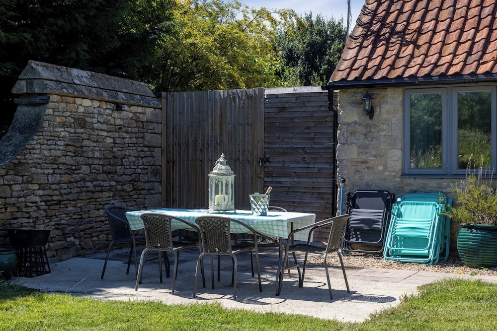 The Dovecote, Rowden Manor- Sleeps 6 & Parking