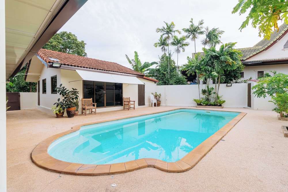 Poolside 3BR for Relaxed Stays V278