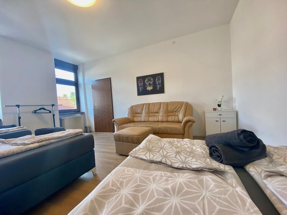 4BR Apartment for 15 Near Danube