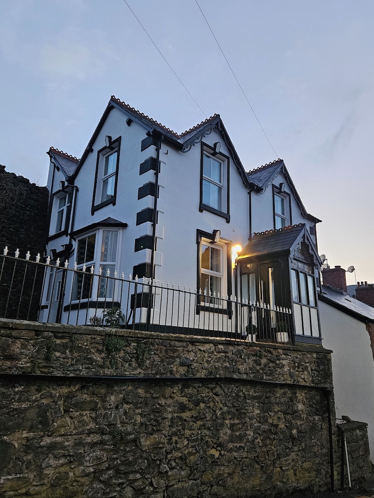 Llangollen Retreat With Stunning Views of the Castle