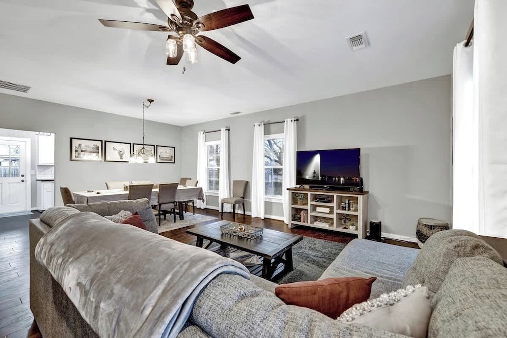 The Country Haus: Quaint Home 1 Mile From Downtown