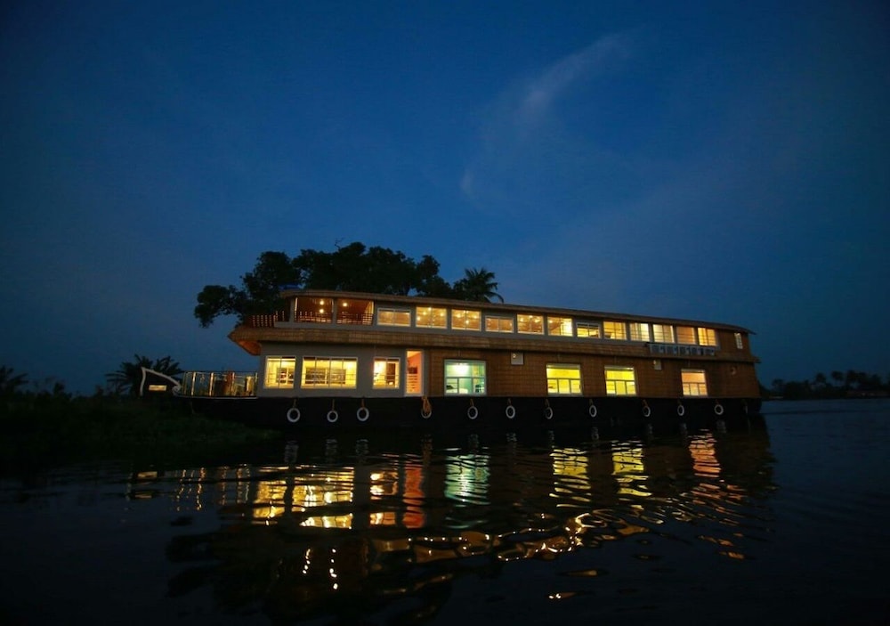 Mass Holidays Houseboat