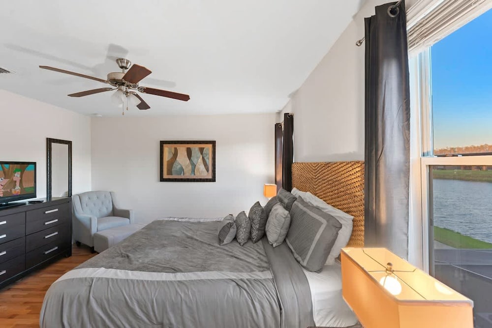 Lake View and Private Pool 4BR at Bella Vida
