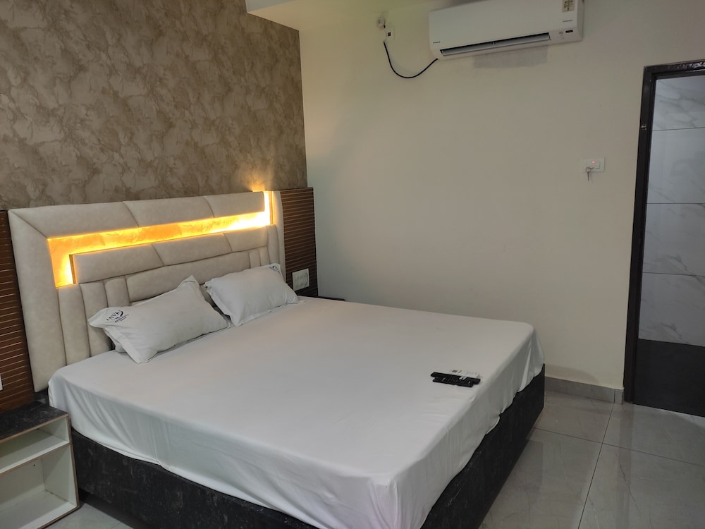 Hotel NVR Grand