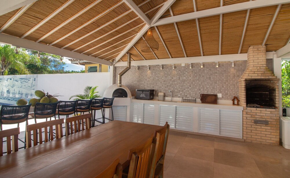 Mansão Pé na Areia Ferradura com 4Suítes
