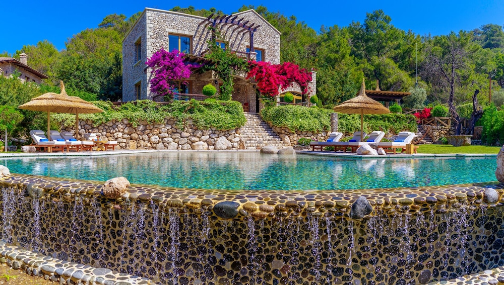 Private Island-Style Ultra Luxury Villa Estate