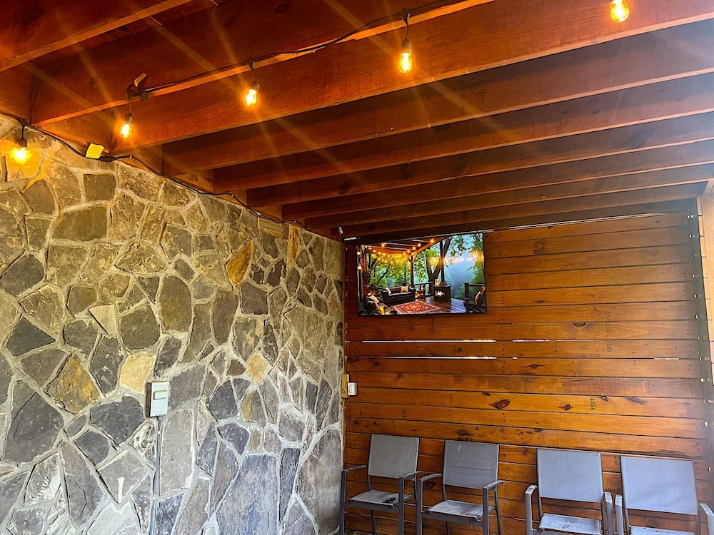 Whispering Winds Luxury Cabin in Hochatown